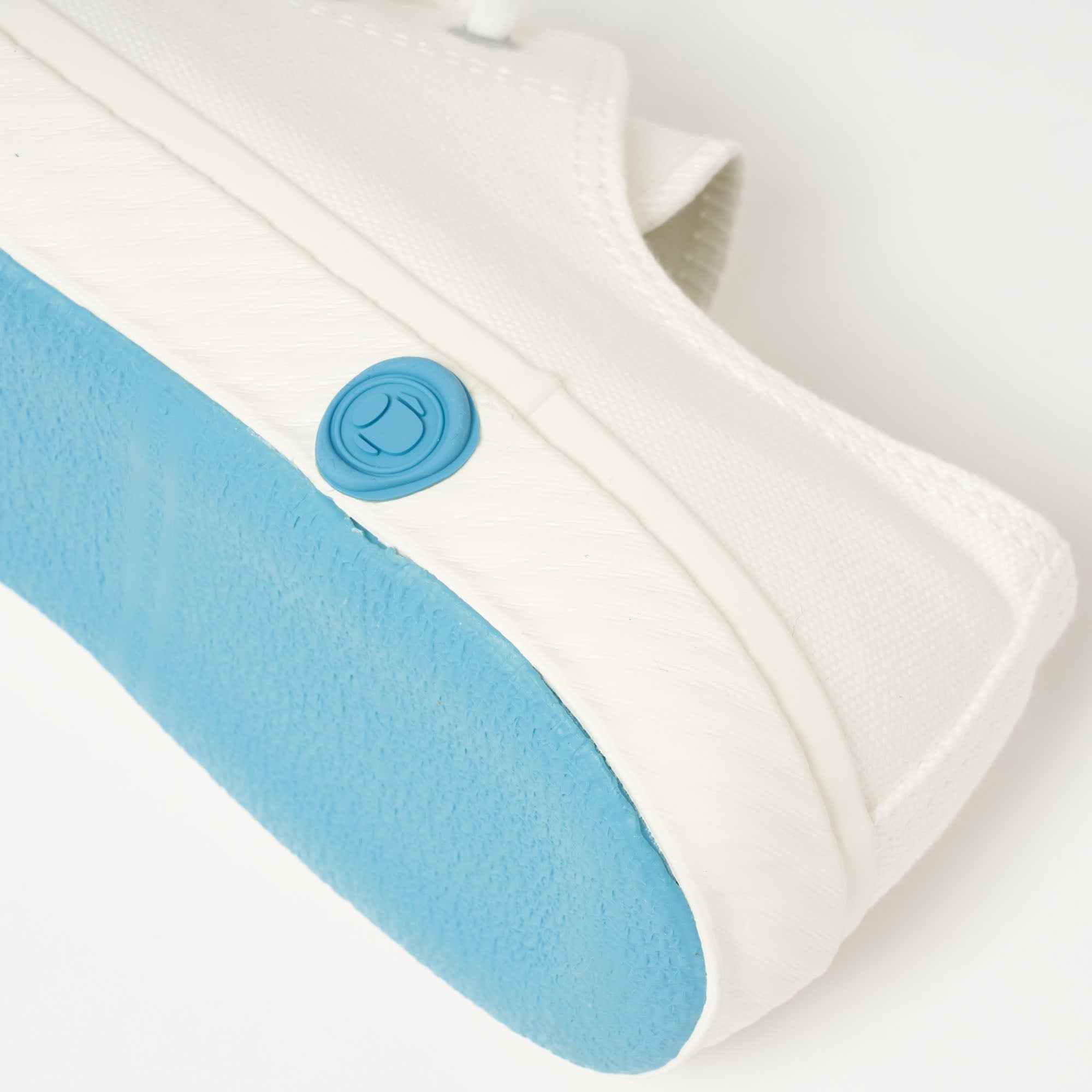 01JP Canvas Sneakers - Pure White