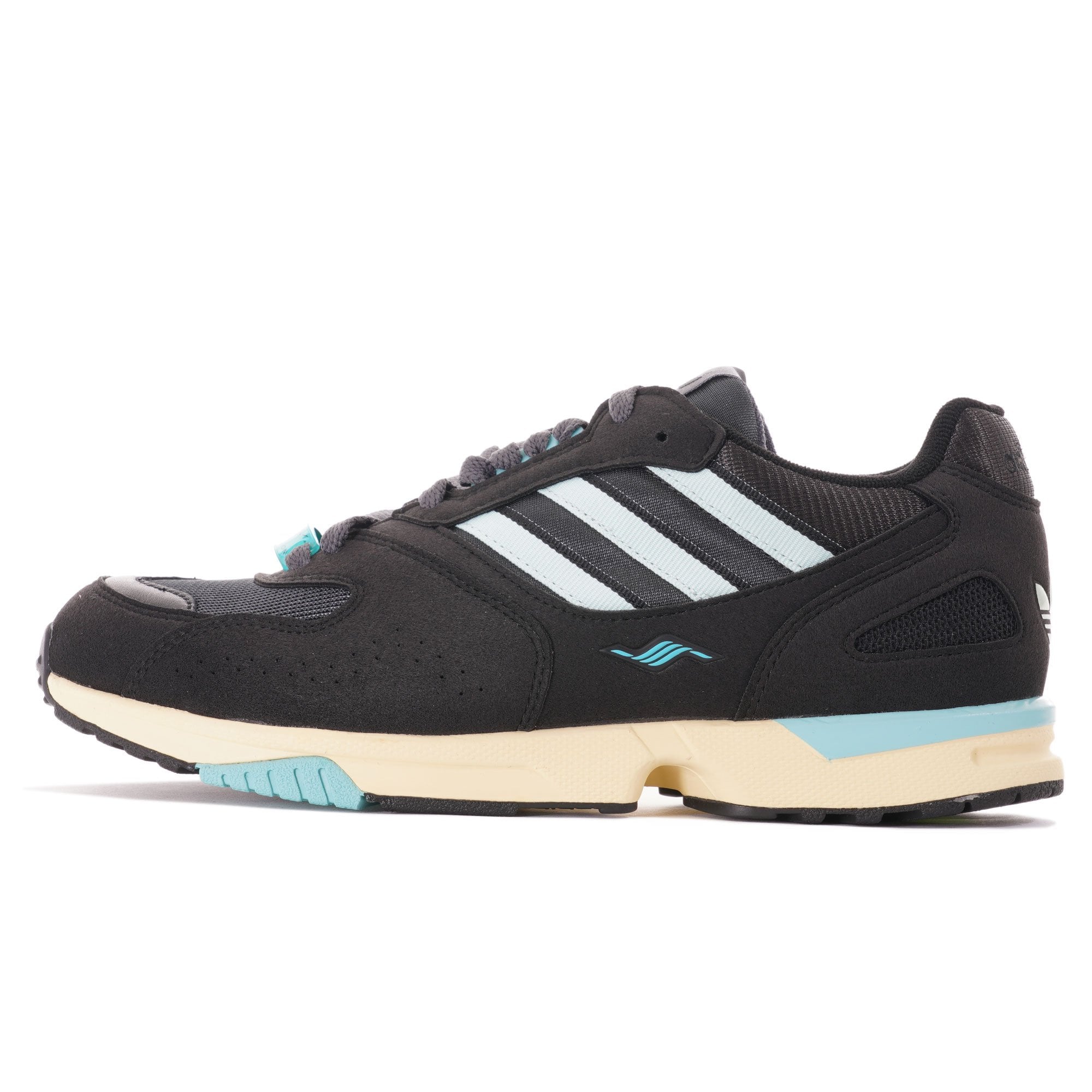 §s§ Take a look at these Adidas Samba Golf shoes. This pair comes in a