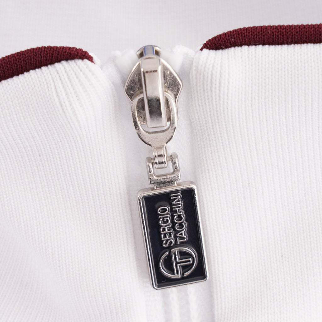 Detailed view of the Sergio Tacchini branded zipper pull.