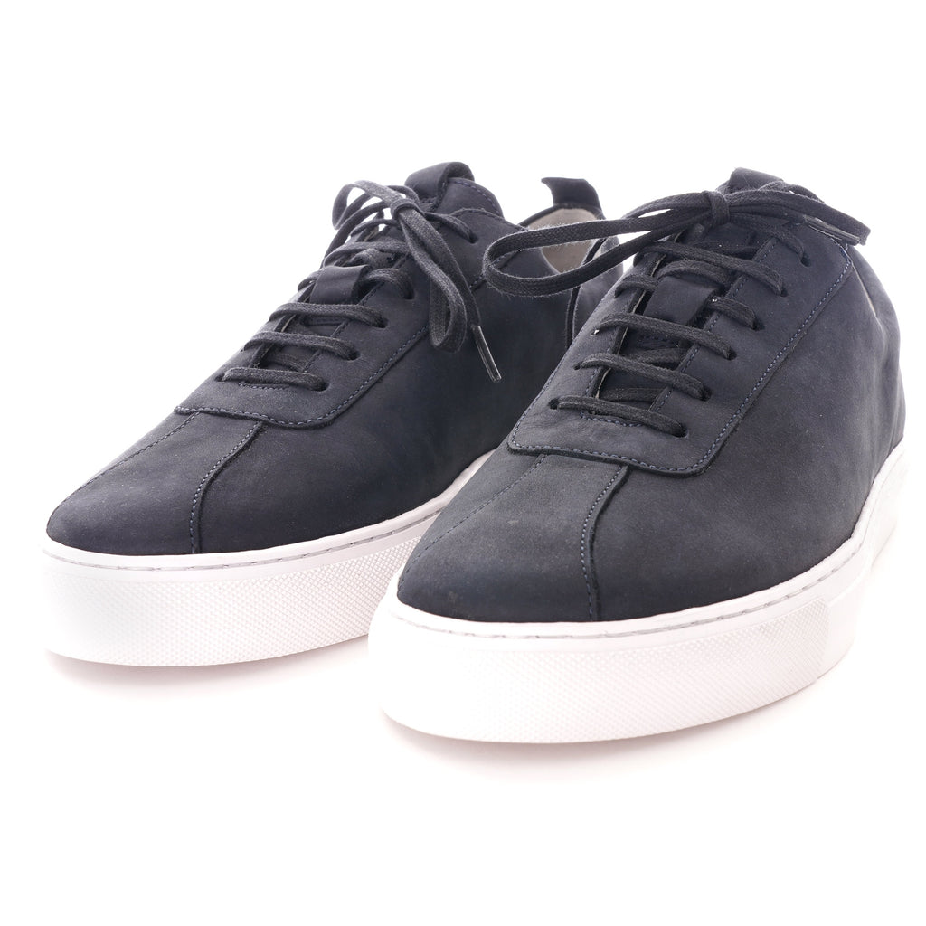 Pair of dark blue shoes with white soles. Ideal for everyday style and comfort.
