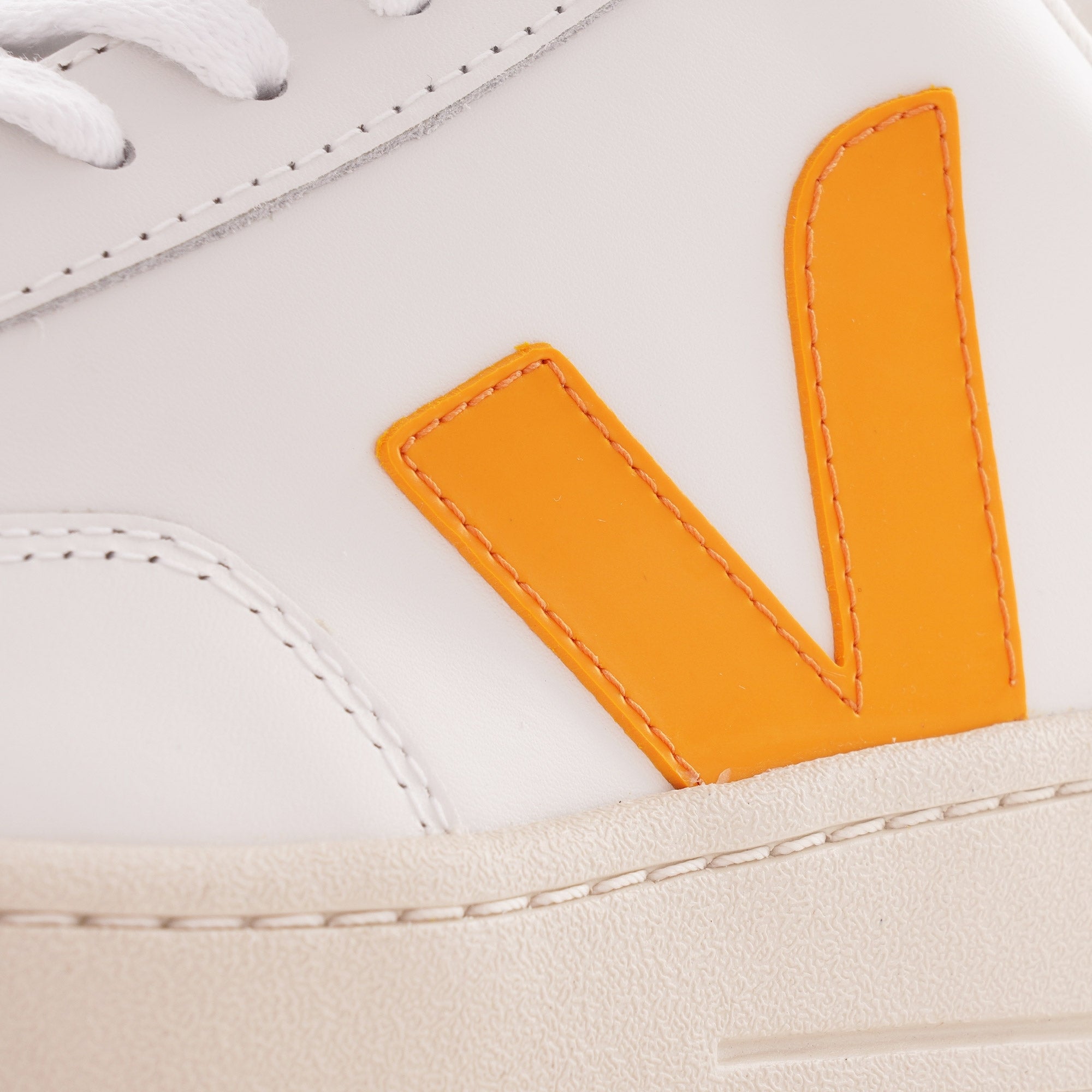 Veja V-12 Leather - Extra White/Ouro