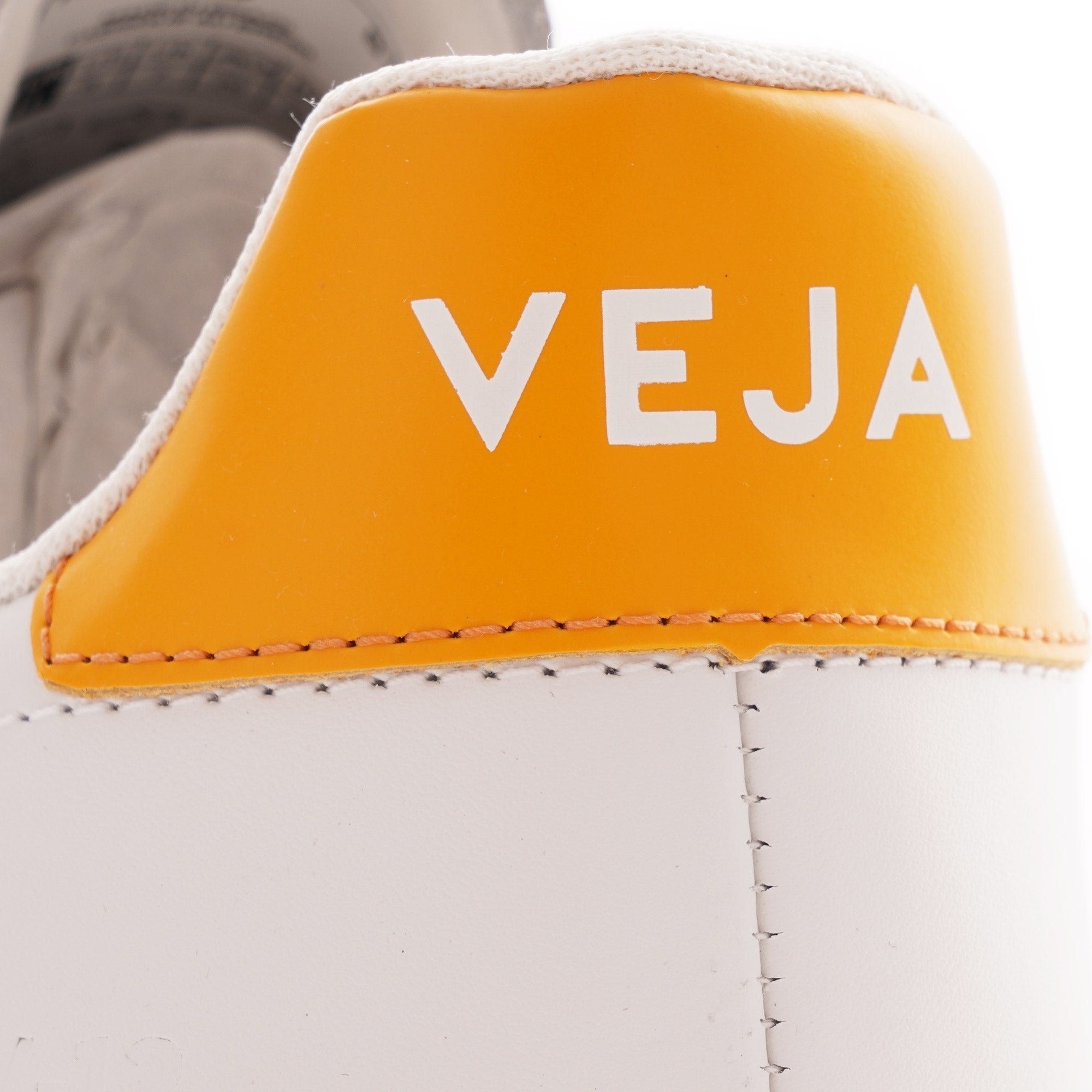 Veja V-12 Leather - Extra White/Ouro