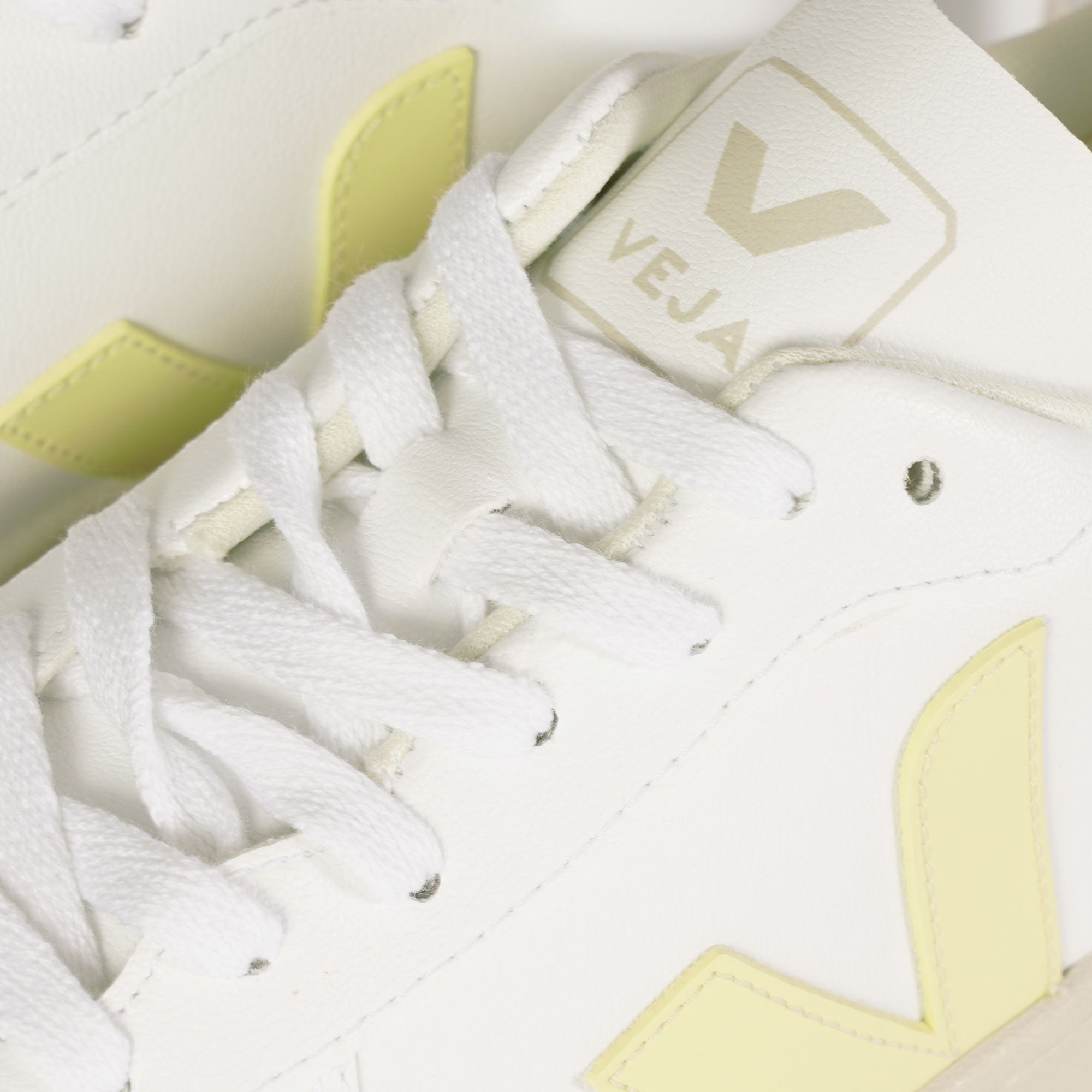 Veja Women's V-10 CWL -White/Sun Peach