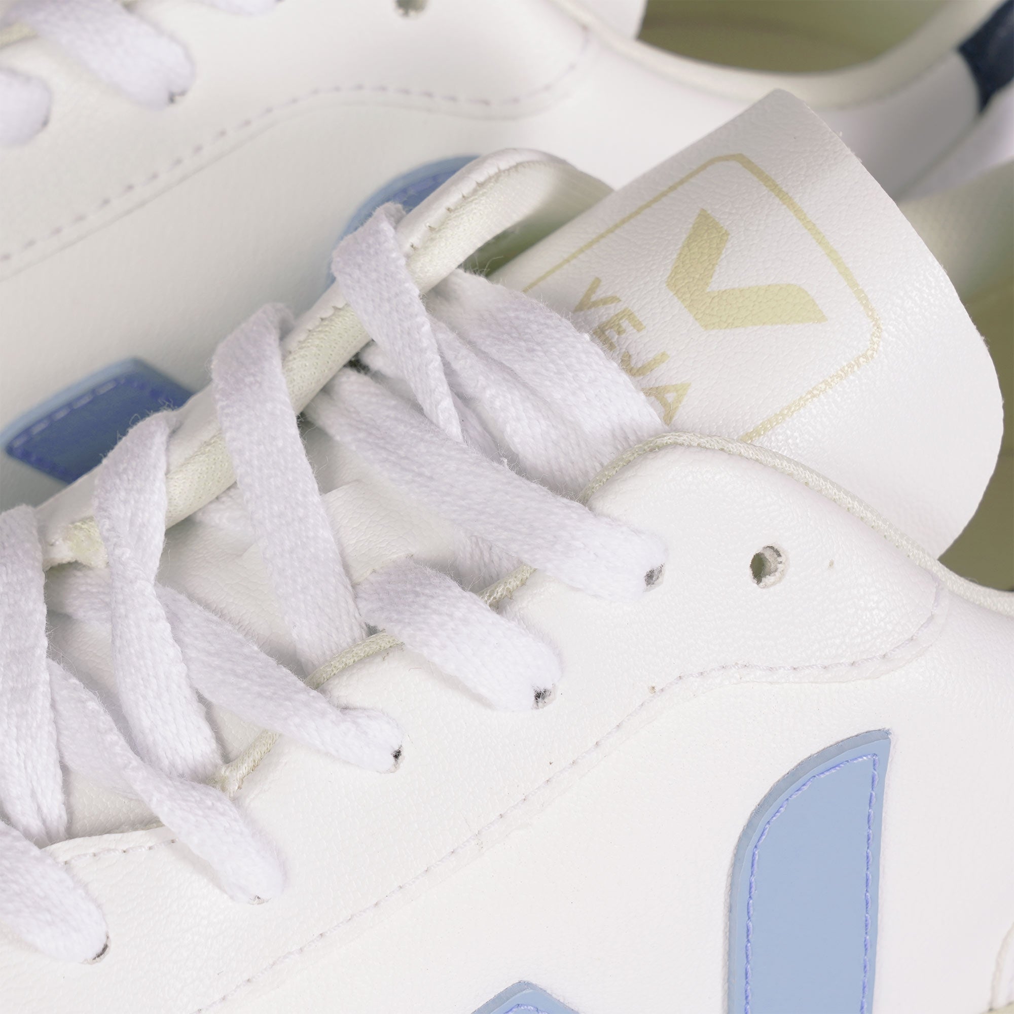 Veja V-10 CWL - White Steel/Nautico