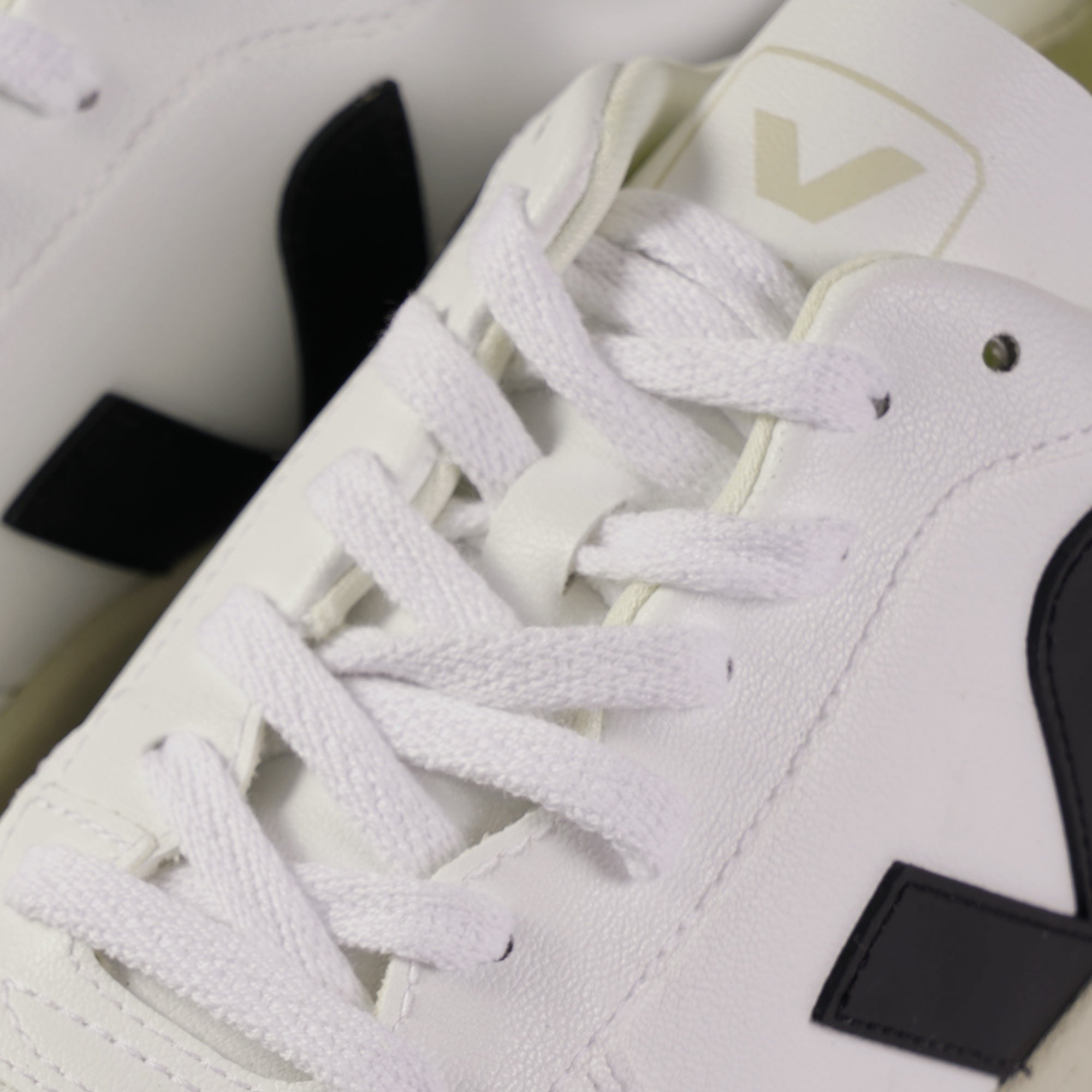 Veja V-10 CWL - White & Black