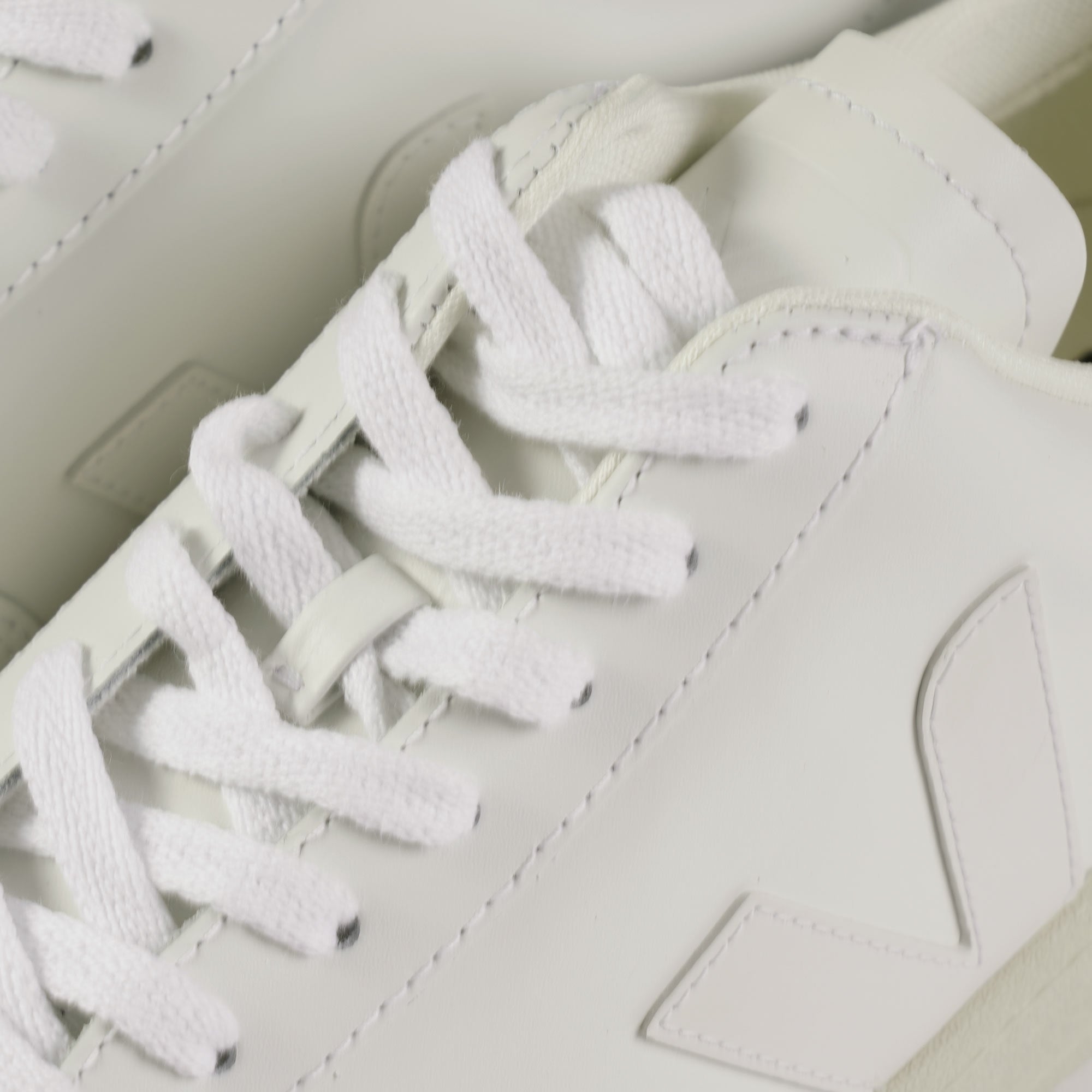 Veja Womens V-12 Leather - Extra White