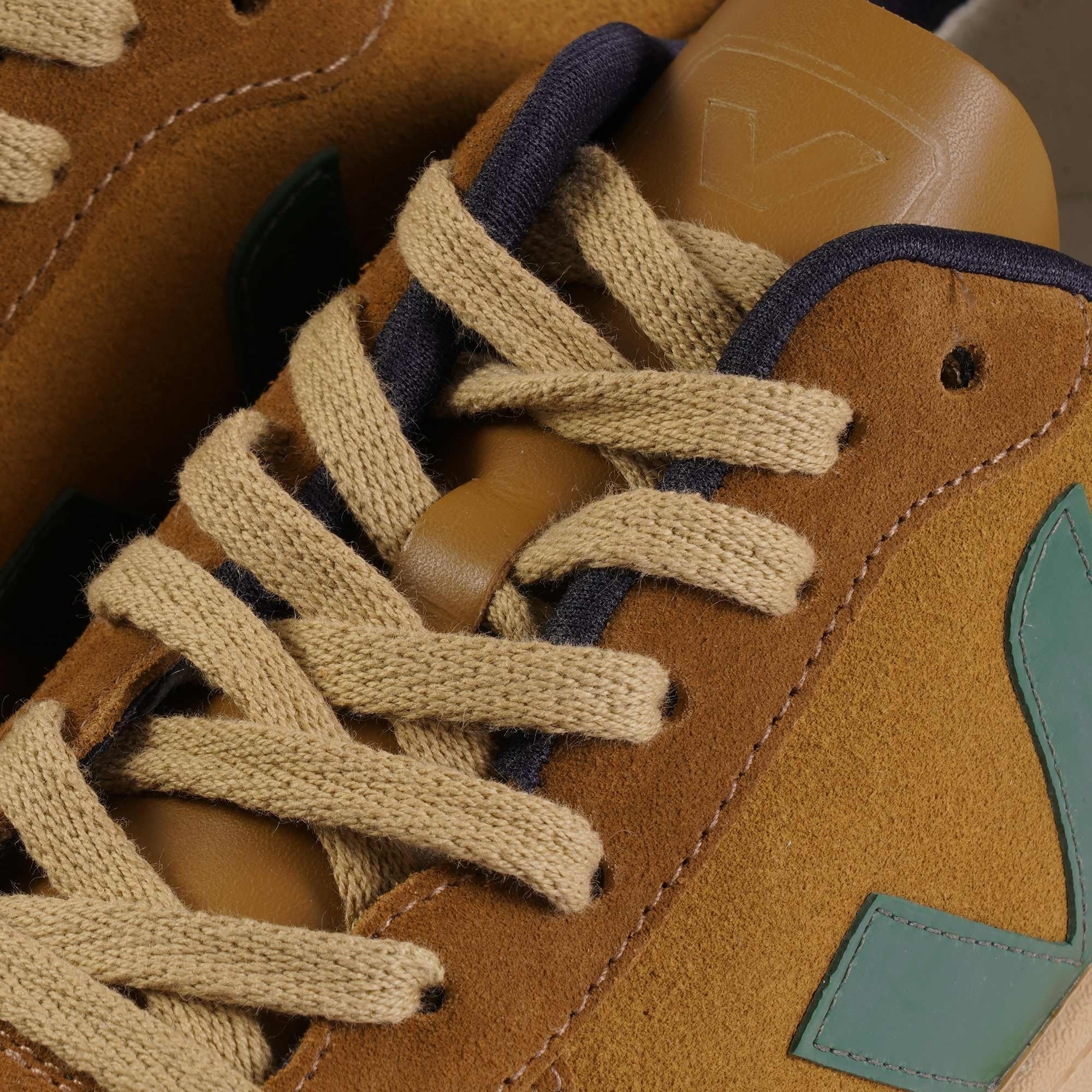 Veja V-10 Suede - Camel