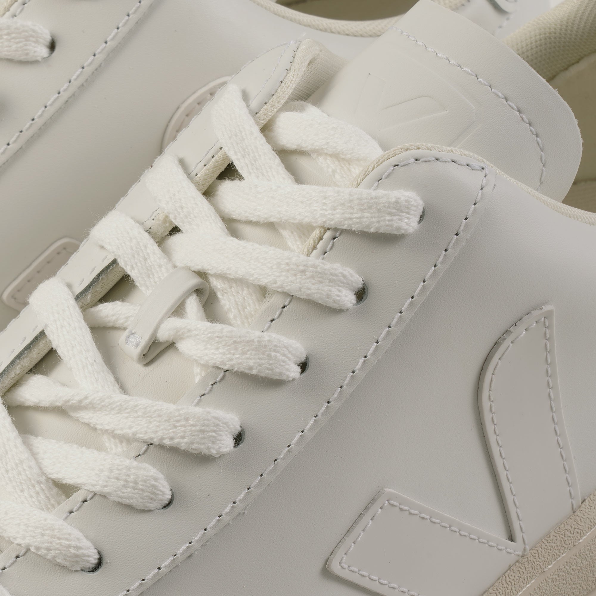 V-12 Leather - Extra White