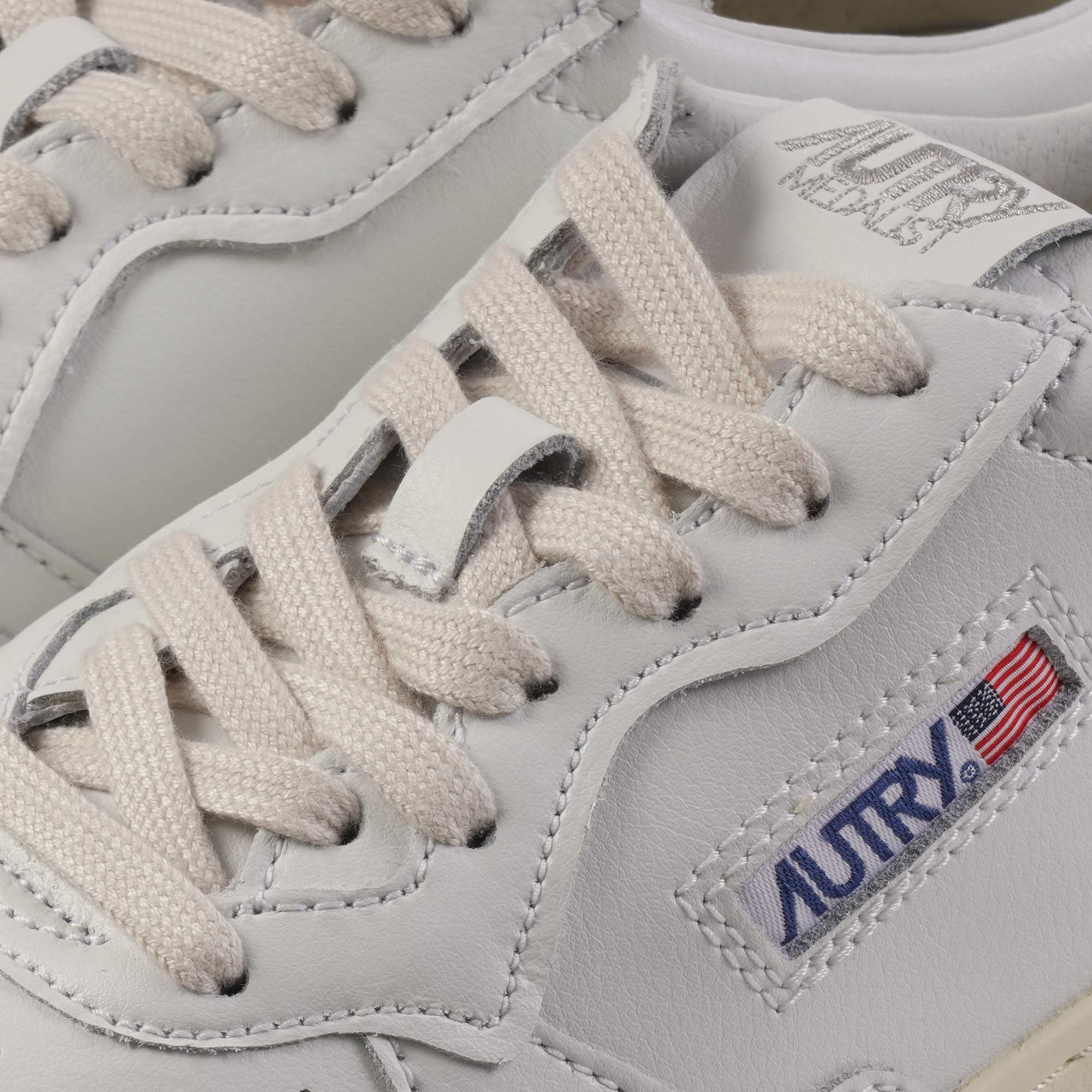 Autry Womens Medalist Low Sneakers - White