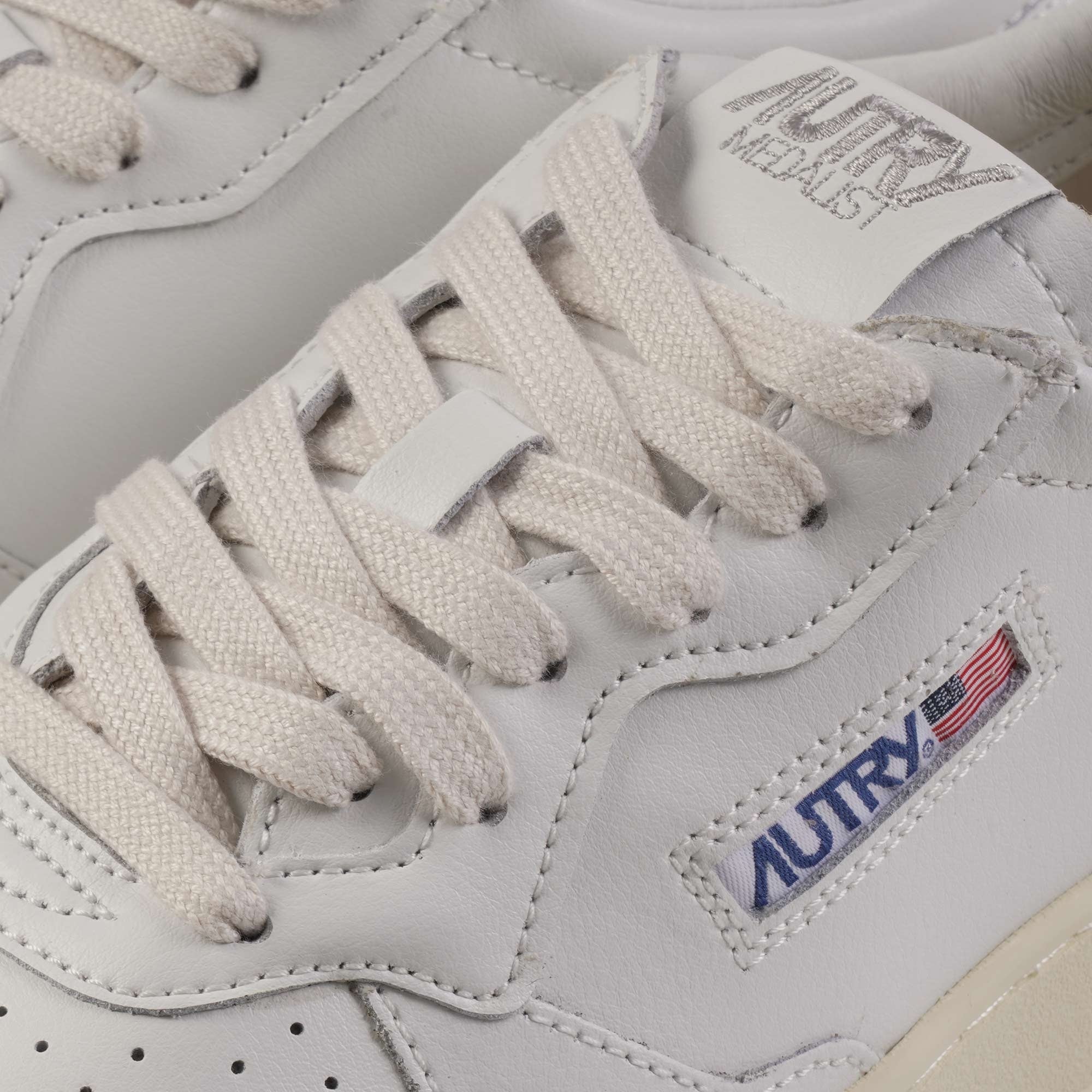 Autry Womens Medalist Low Sneaker - White and Pink